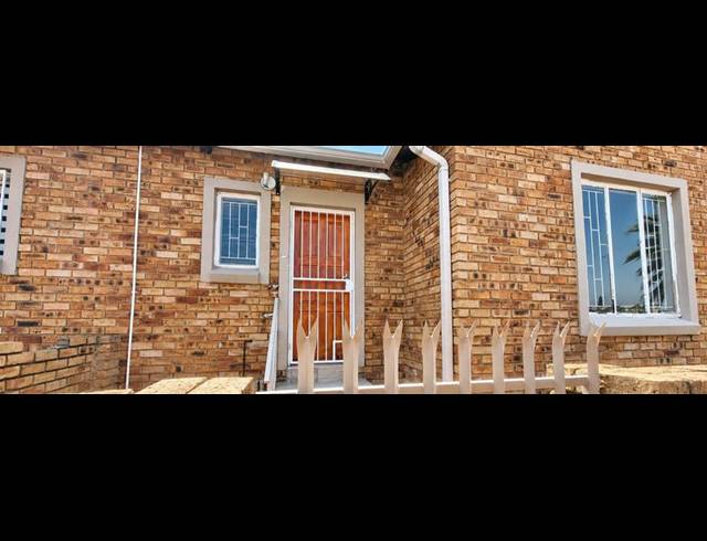 2 BEDROOM TOWNHOUSE FOR SALE IN KOSMOSDAL